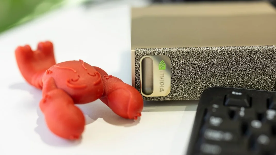 OpenClaw-figur bredvid en NVIDIA-dator